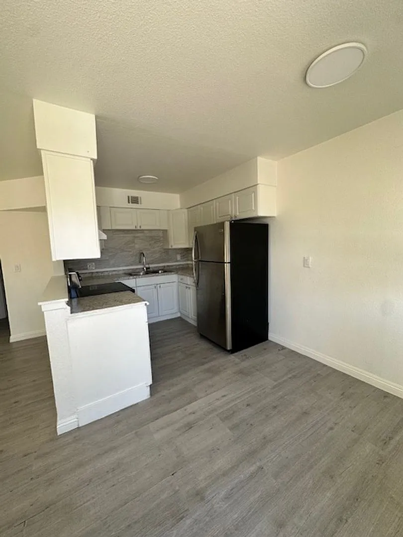 2121 Oceanus Lane — Photo 4