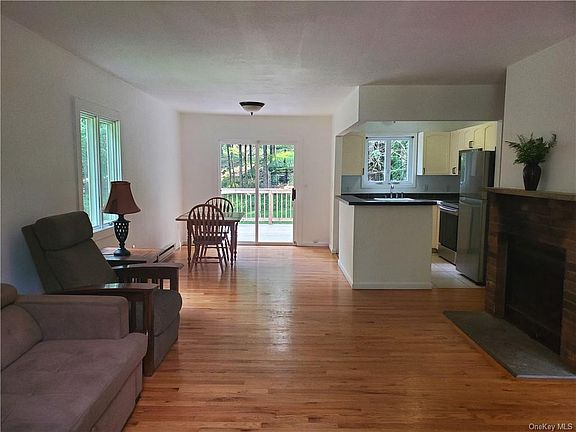 4th image of 30 Berkshire Trl