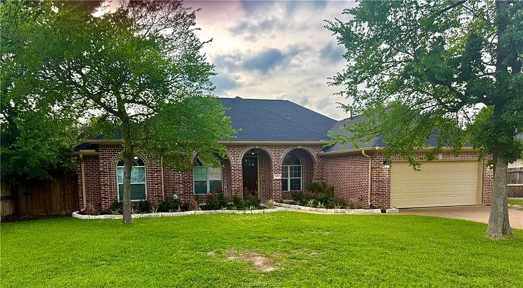 4 bed, 2.5 bath, 2285 sqft, $2,700 — Photo 1