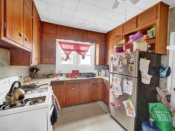 3rd image of 37 W 36th Pl