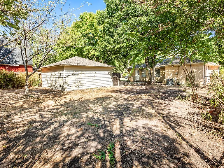 511 Classen Dr — Photo 22