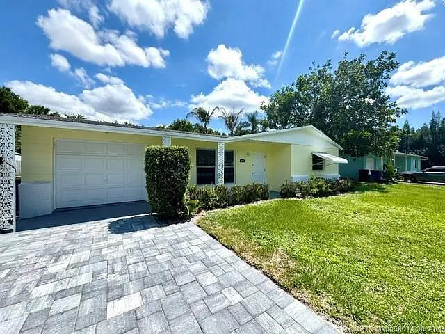 2 bed, 1.0 bath, 924 sqft, $2,400 — Photo 2