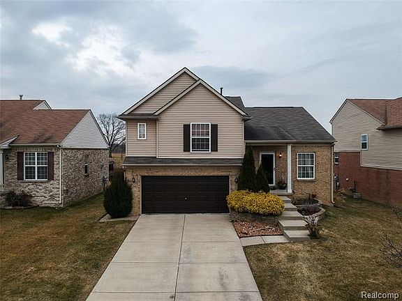 2nd image of 2046 Golfview Ln