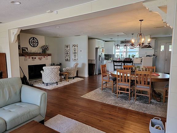 3rd image of 320 Deer Cove Ln