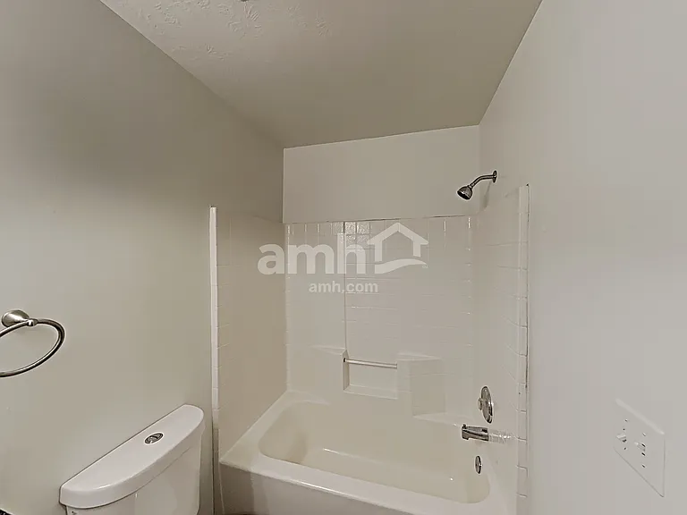 2558 S 75 E — Photo 16