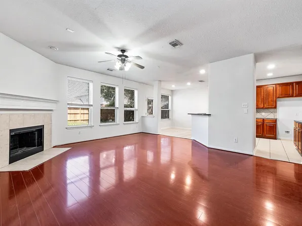 2032 Creek Shore Ln, Pearland, TX 77581