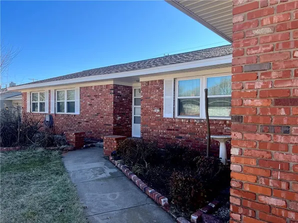 1412 Gholston Ave, Clinton, OK 73601