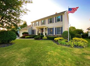 16 Woodgate Dr, Lancaster, NY 14086