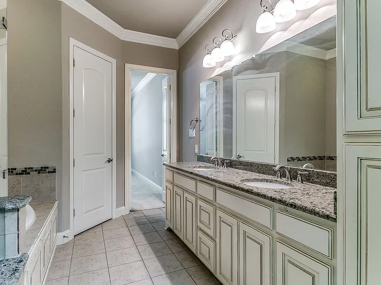 809 Milton Way — Photo 11