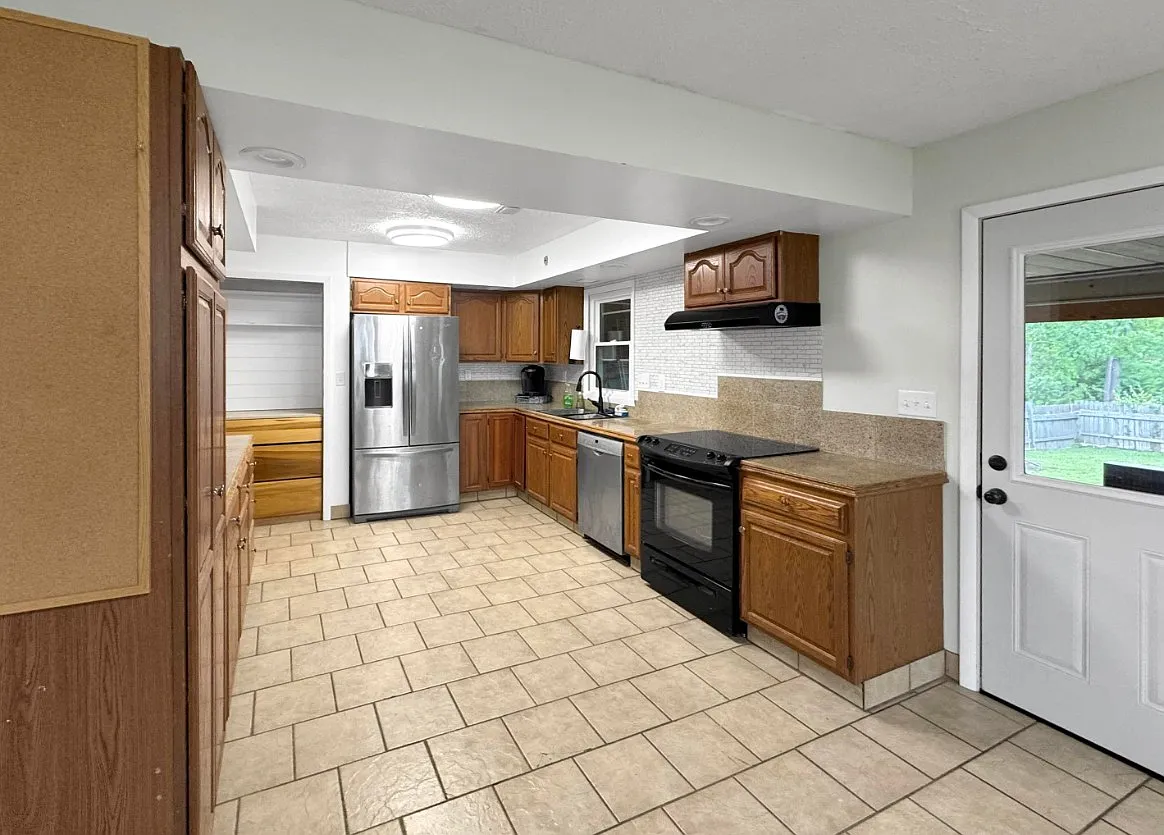 3 bed, 4027 sqft, $4,000 — Photo 3