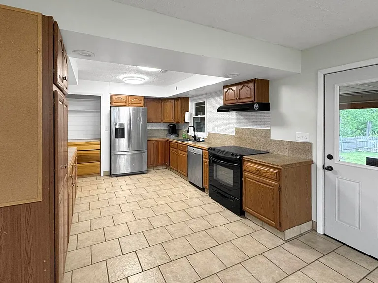 205 S Bryan Ave — Photo 3