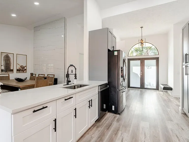 1860 Primrose Ln — Photo 2