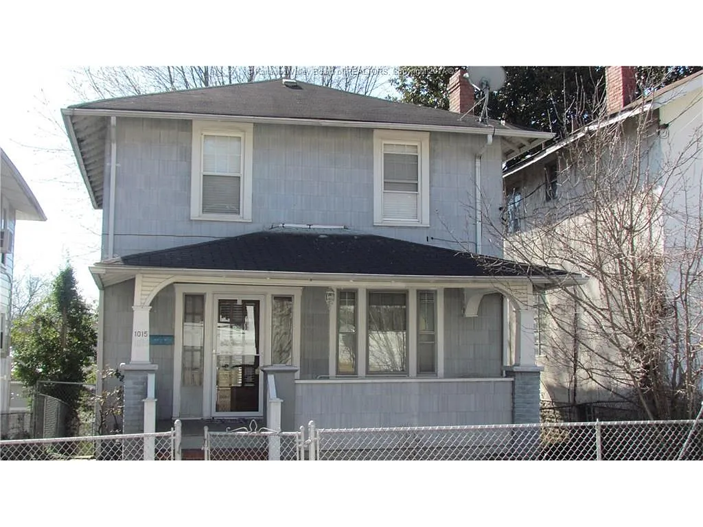 1015 Red Oak St photo 1
