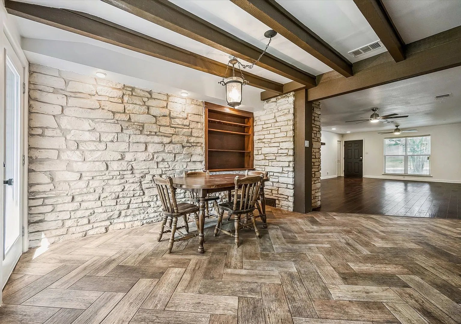 Beautiful 3/2 Bedroom House in University Hills - Available NOW — Photo 3