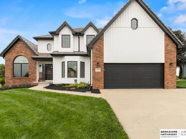 906 Bailey Dr, Papillion, NE 68046