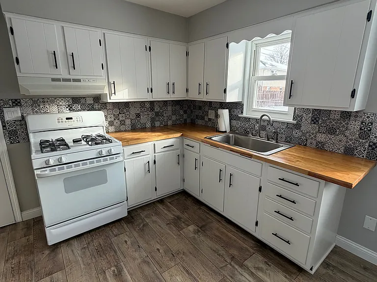 602 Maple Ct — Photo 2