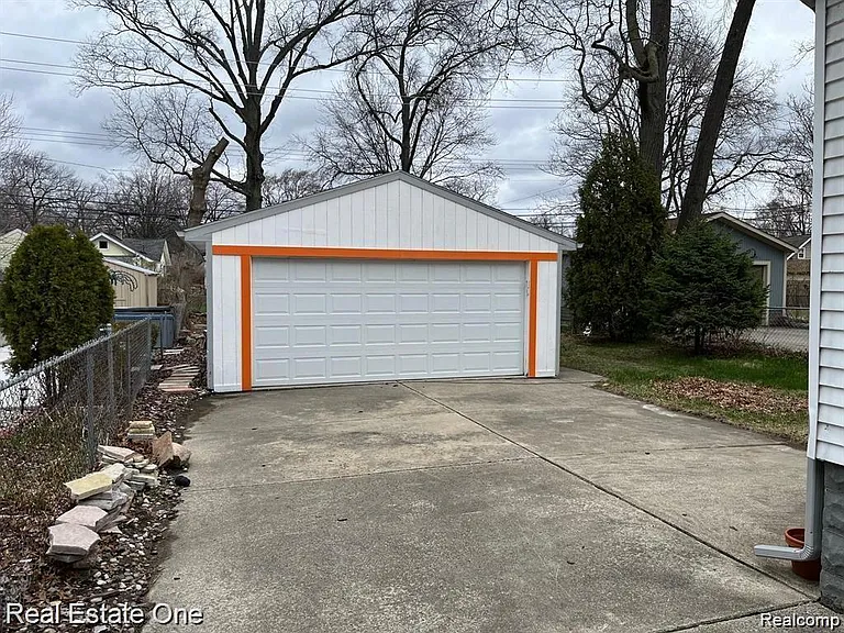 371 E Oakridge St — Photo 3