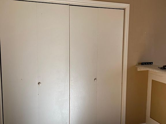 3rd image of 465 Meadowbrook Dr