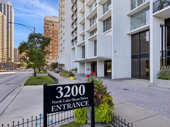 3200 N Lake Shore Dr APT 2402, Chicago, IL 60657