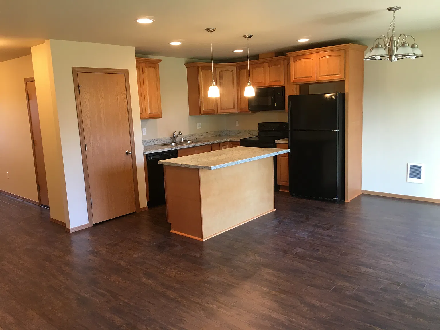 3 bed, 2.5 bath, 1400 sqft, $2,400 — Photo 4