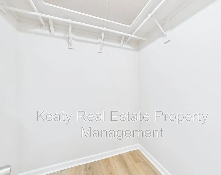 908 Saint Charles St — Photo 21