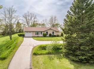 S80W30731 Meadowlark Cir, Mukwonago, WI 53149