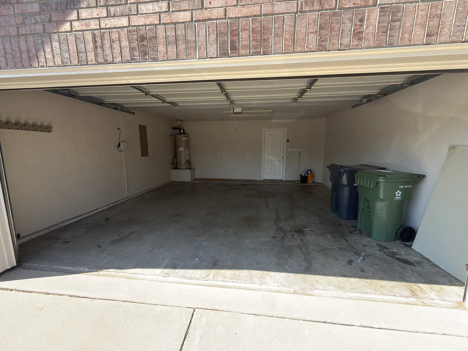 3 bed, 1980 sqft, $2,350 — Photo 2
