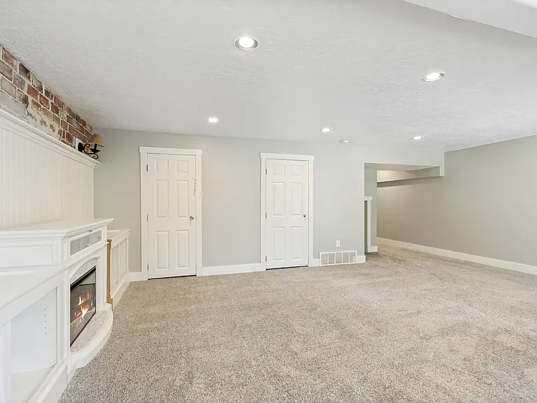 1137 E Holmes Creek Ln — Photo 17