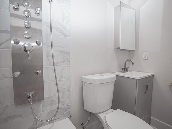 4th image of 2731 W Oakdale St #97