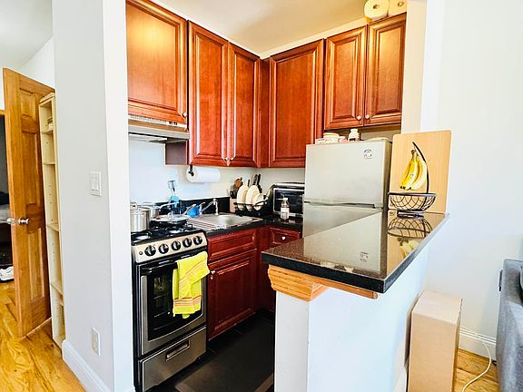 4th image of 195 E 2nd St #34