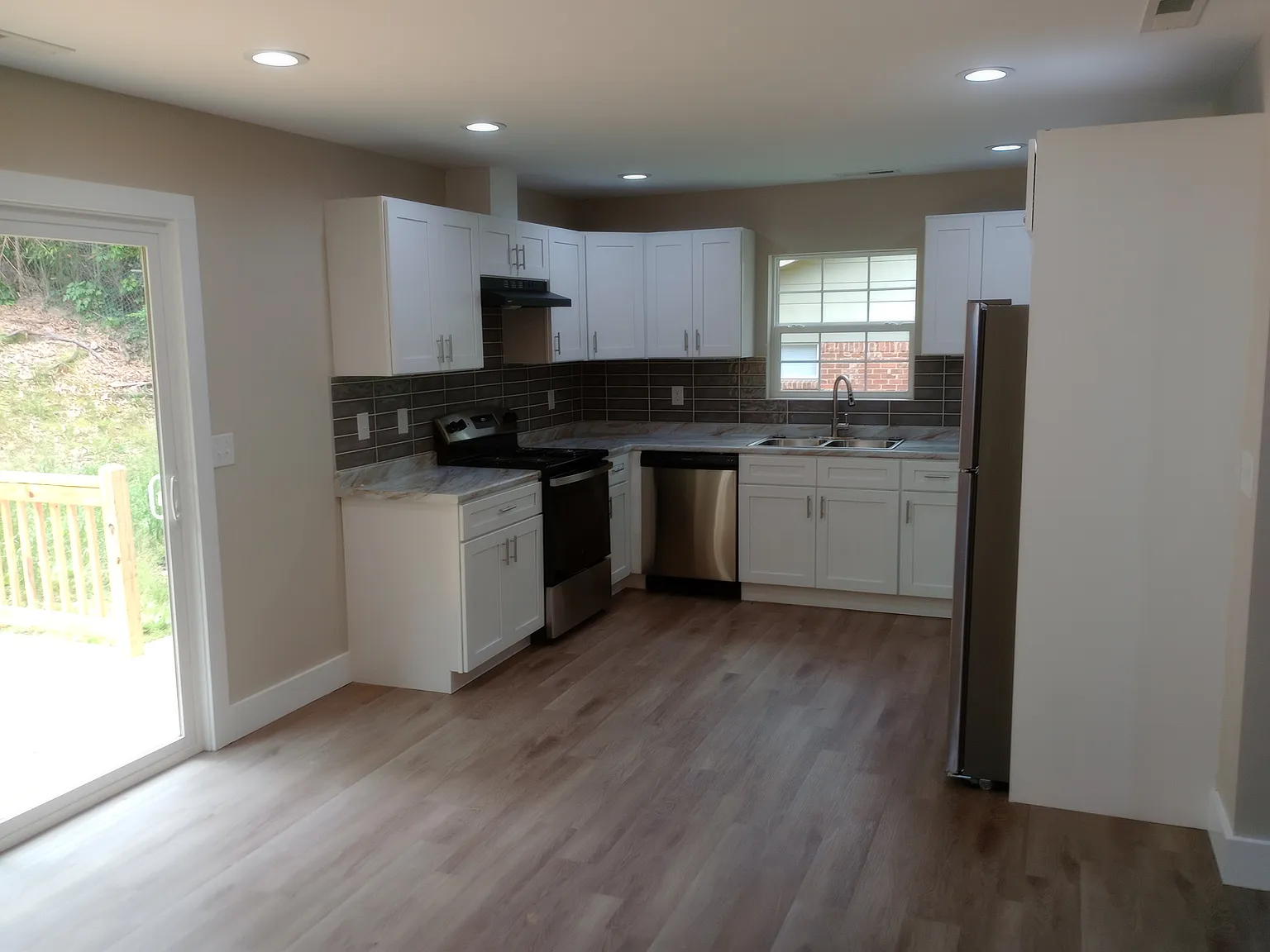 3 bed, 1088 sqft, $2,100 — Photo 4