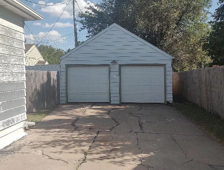 3407 Broadway Ave — Photo 2
