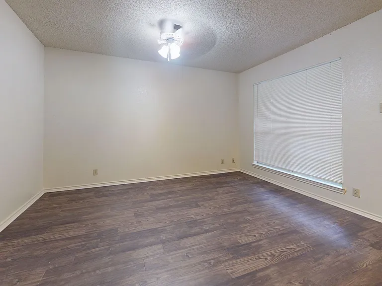 706 W Sycamore St — Photo 16
