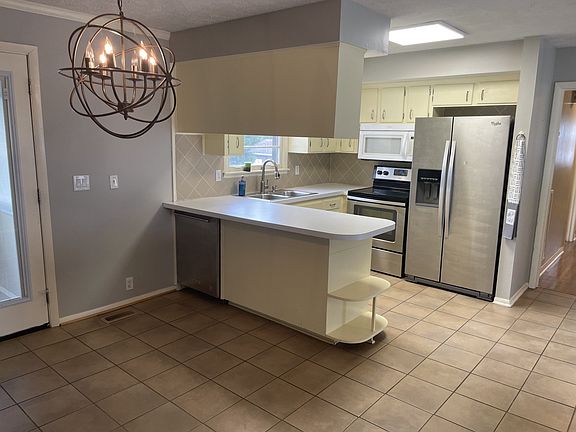 4th image of 504 Continental Dr