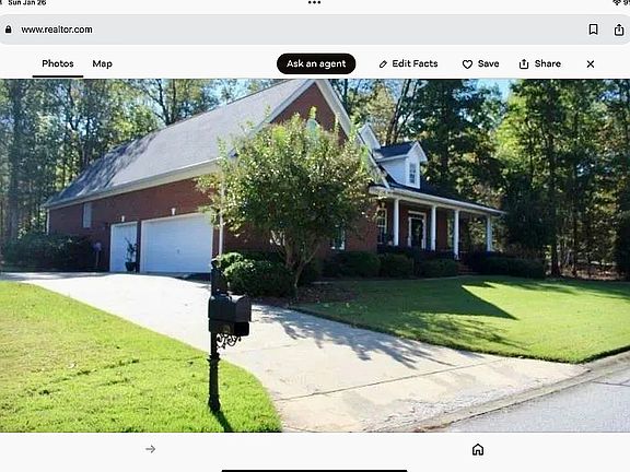 Three car garage w built ins