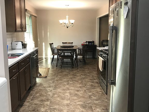 5th image of 704 E Rosewood St