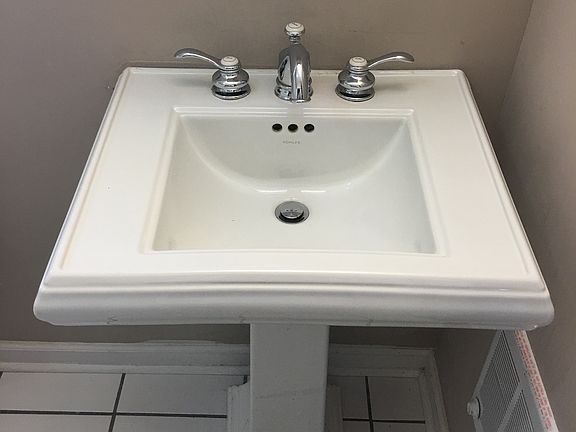 4th image of 318 College St