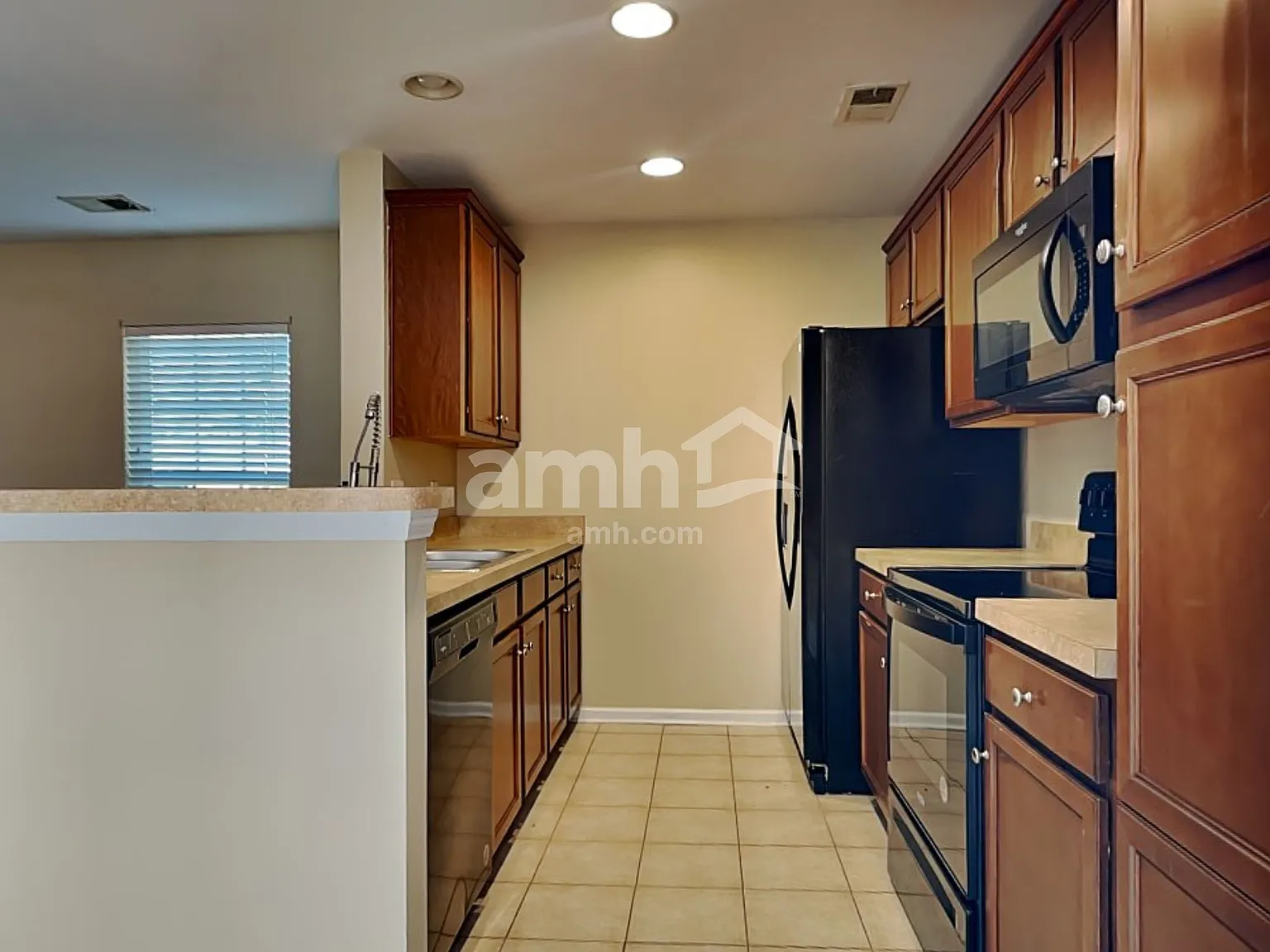 3 bed, 2.5 bath, 1326 sqft, $2,010 — Photo 3