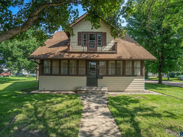 420 SE 4th St, Madison, SD 57042