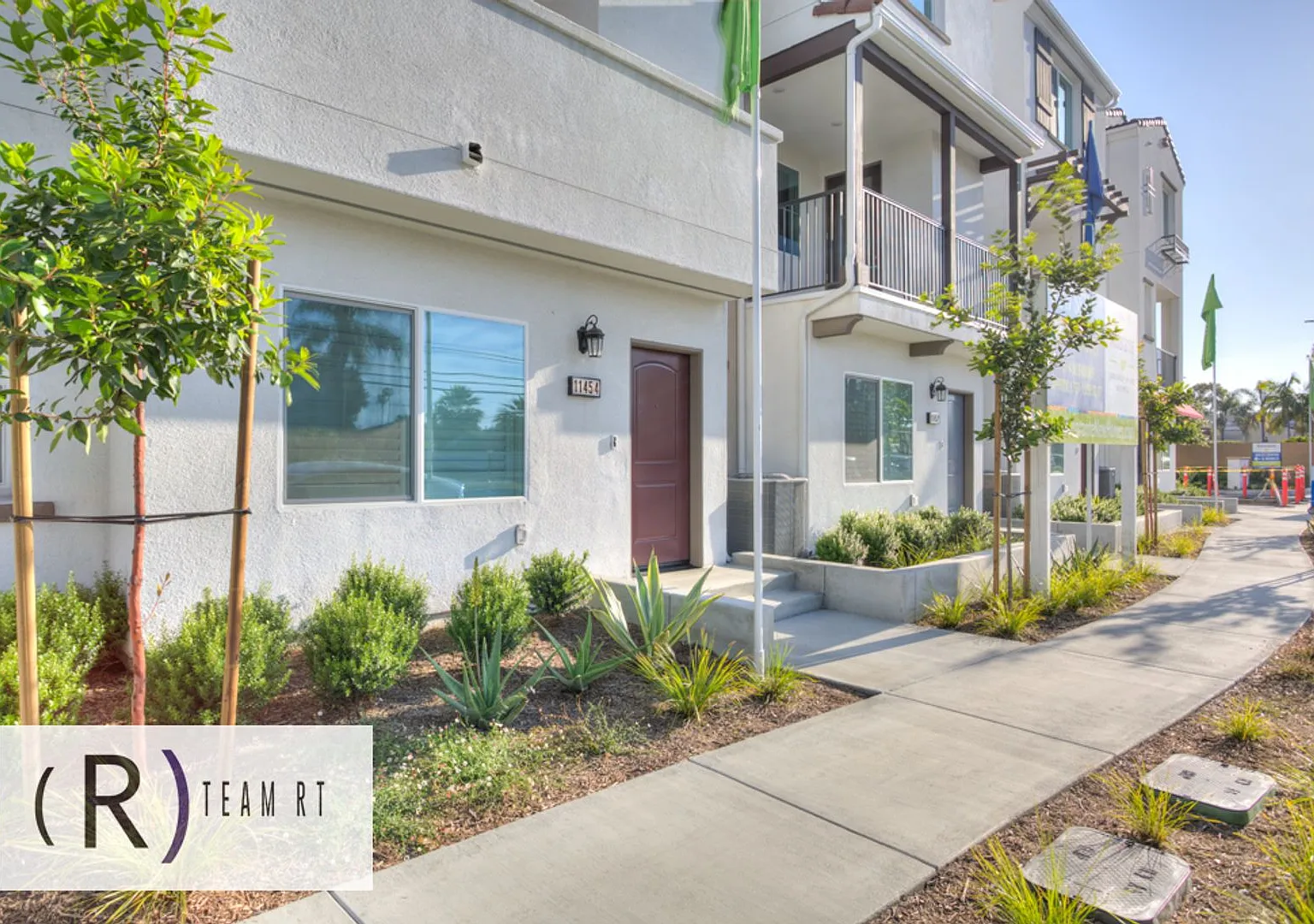 Gorgeous 3 Story 4 Bedroom 3.5 Bathroom Brand New Residence in the heart of Artesia — Photo 3