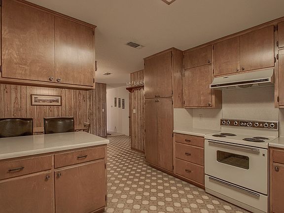 5th image of 214 W Driftwood Dr