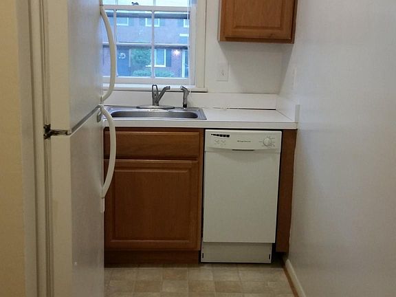 5th image of 806 Jefferson St APT A