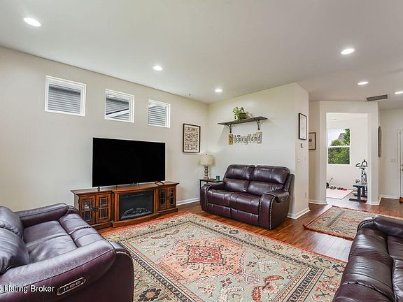 4th image of 237 Saint Regis Dr