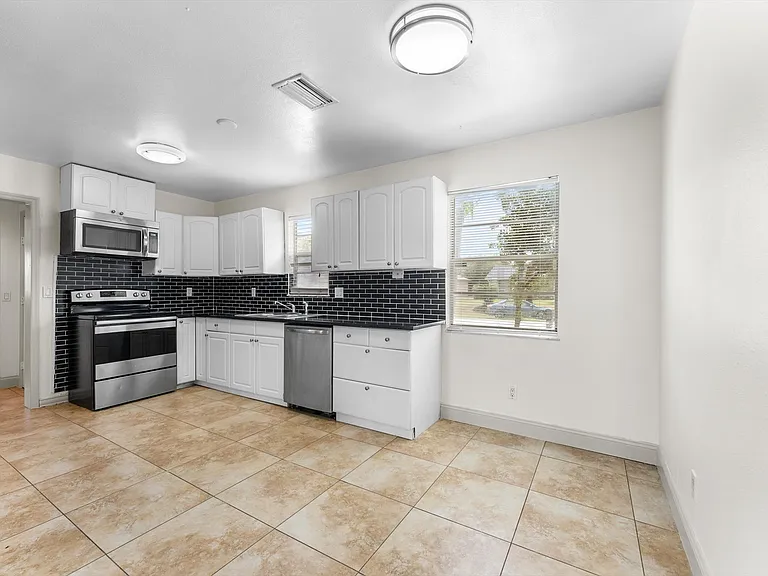 3533 SW Rosardo St — Photo 4
