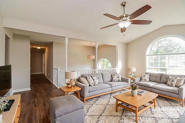 113 Eva Dr — Photo 2