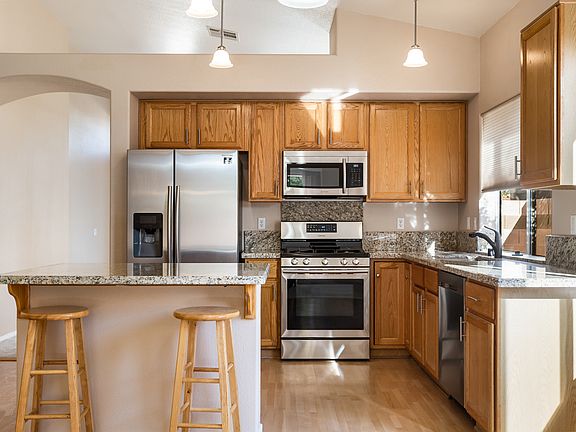4th image of 2046 Hobbyhorse Ave