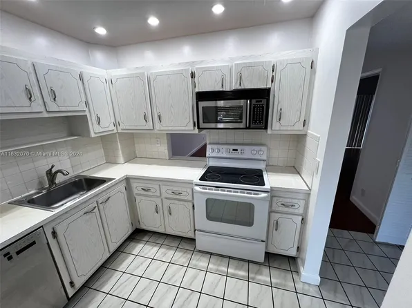 201 Berkley Rd APT 207, Hollywood, FL 33024