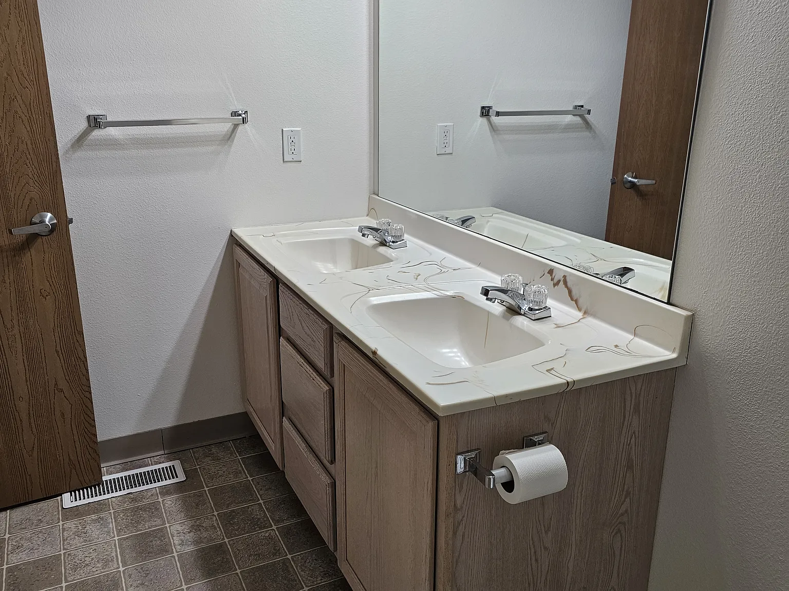 2 bed, 1.5 bath, 1410 sqft, $1,800 — Photo 4