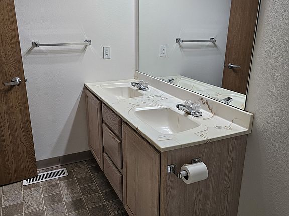 4th image of 943 S Gilbert St APT 32