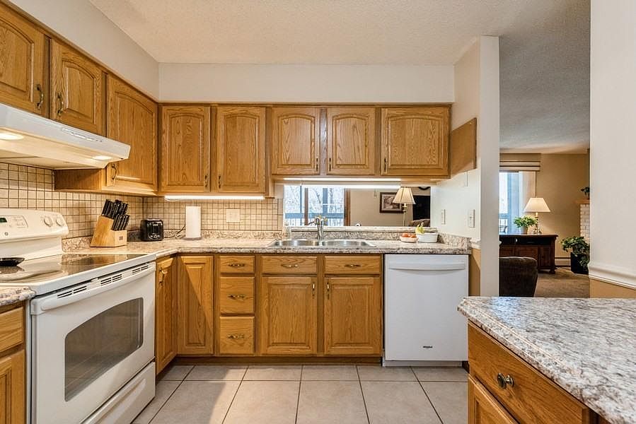 1st image of 1000 41st Ave NE APT 218
